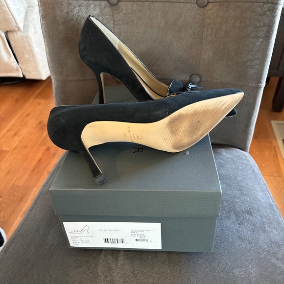 Ann Taylor Black Suede Patent Mini Bow Pumps Heels Shoes Size 9 - Picture 6 of 7
